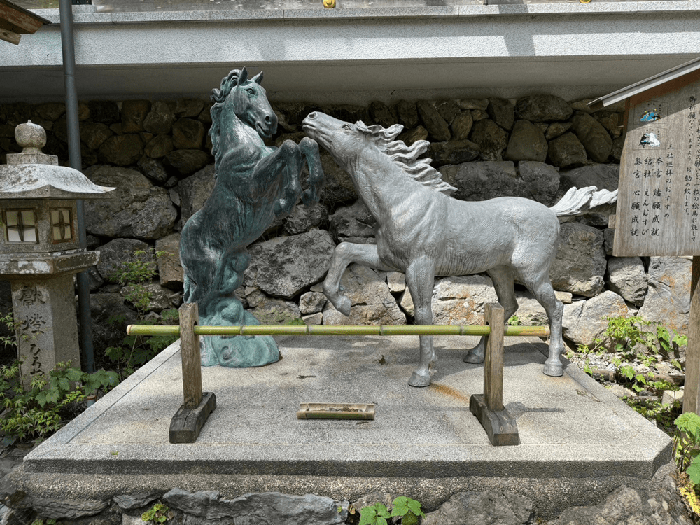 貴船神社本宮　白馬と赤兎馬