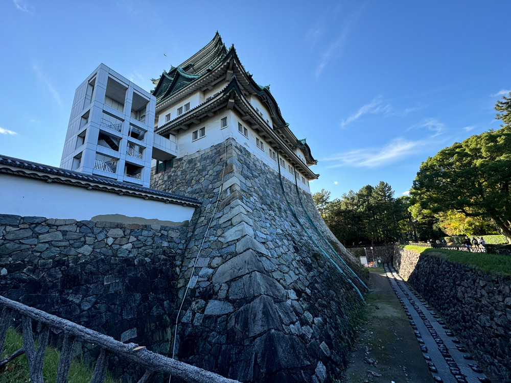 横から見た名古屋城天守閣